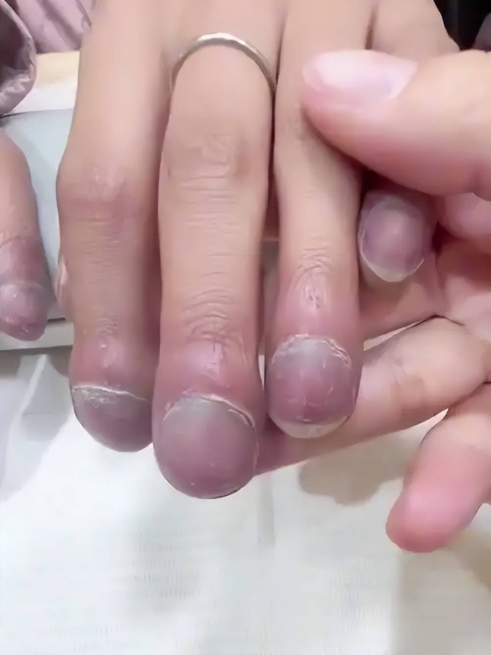 所以经常会在涂完指甲油后再美甲灯下面照几十秒或者几分钟左右,而