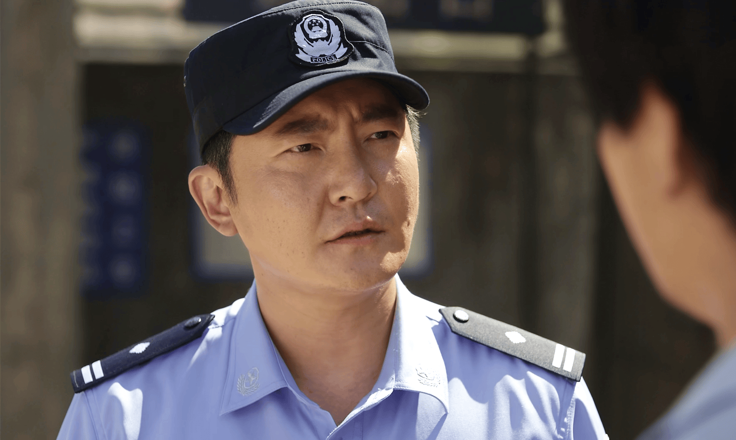 剧从一开始就暗示了王东不简单,领导耳边当然不是空穴来风,常胜之所以