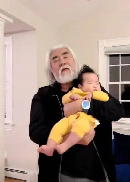 张纪中异国过年，家庭责任引热议，春节不停工，张纪中美国拍戏家庭事也不少