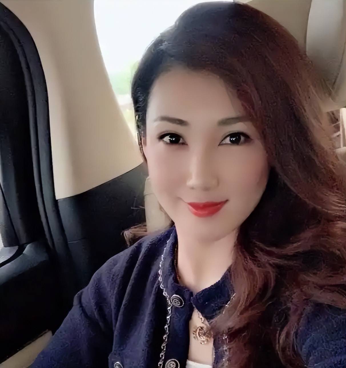 他被誉为帝王之声,娶小16岁的内蒙美女,后来为何淡出荧幕?