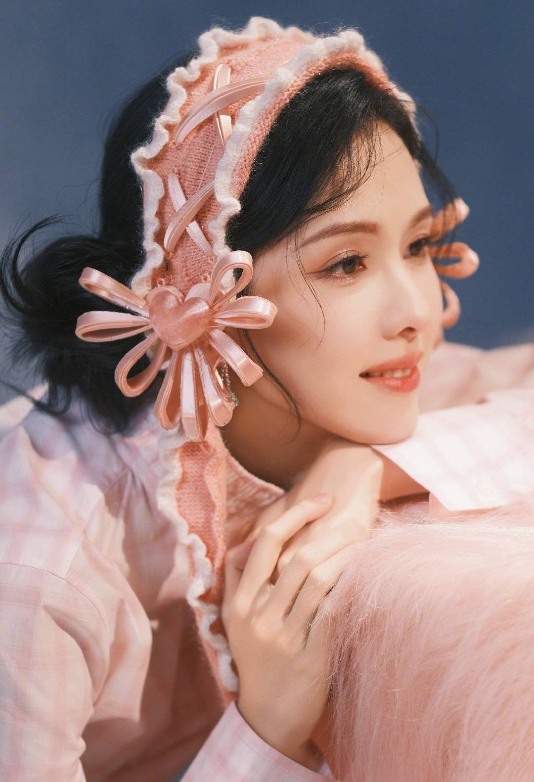 陈都灵与萌蛇合影春节里的别样温馨