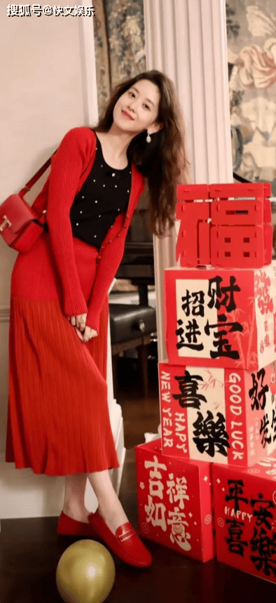 31岁章泽天新年美照：独自过年风采依旧