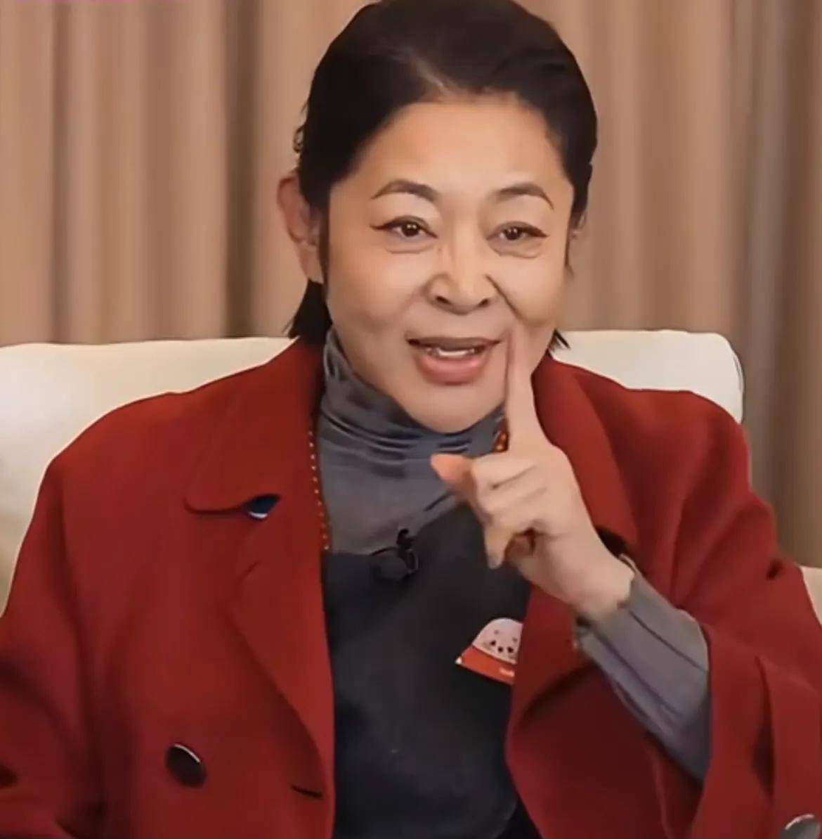 娱乐圈纷争：向太倪萍李小冉事件的深度剖析 娱乐圈风波：向太、倪萍、李小冉事件全解析