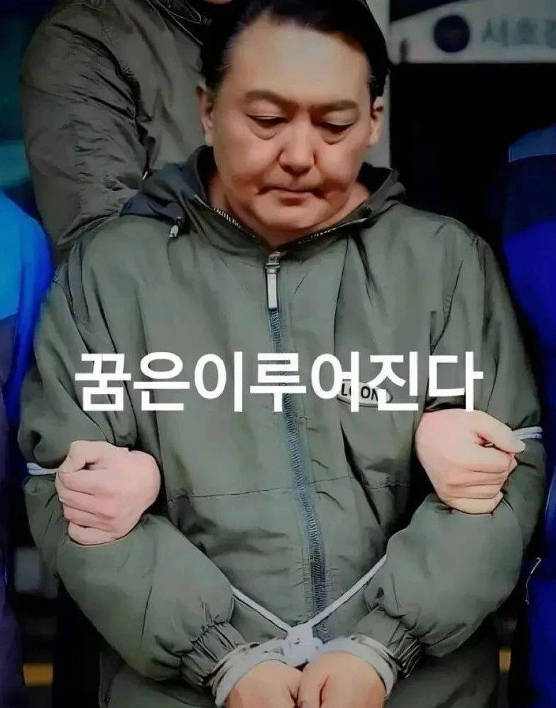 尹锡悦坐牢凉凉，众信徒虔诚108拜，誓要劫狱救大王！ 