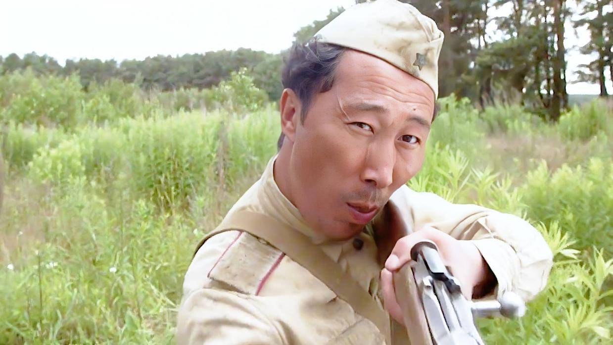 男人因长相丑陋遭人嫌弃,没想到他竟是狙击神枪手!