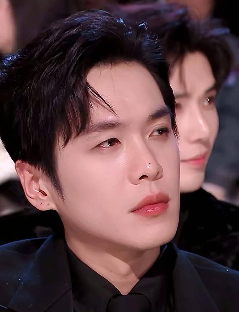 张若昀早期是锋芒毕露痞帅的气质,现在是沉稳内敛贵公子的气质