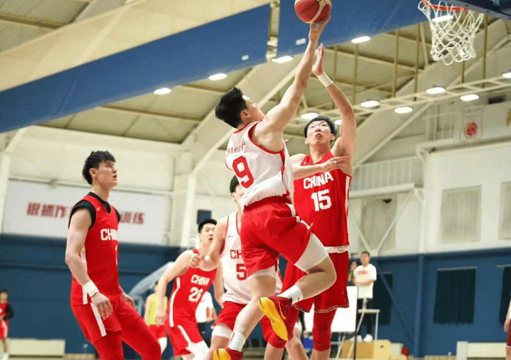 男篮训练照含胜日本关键：周琦曾凡博高制快 郭士强复制杜锋策略