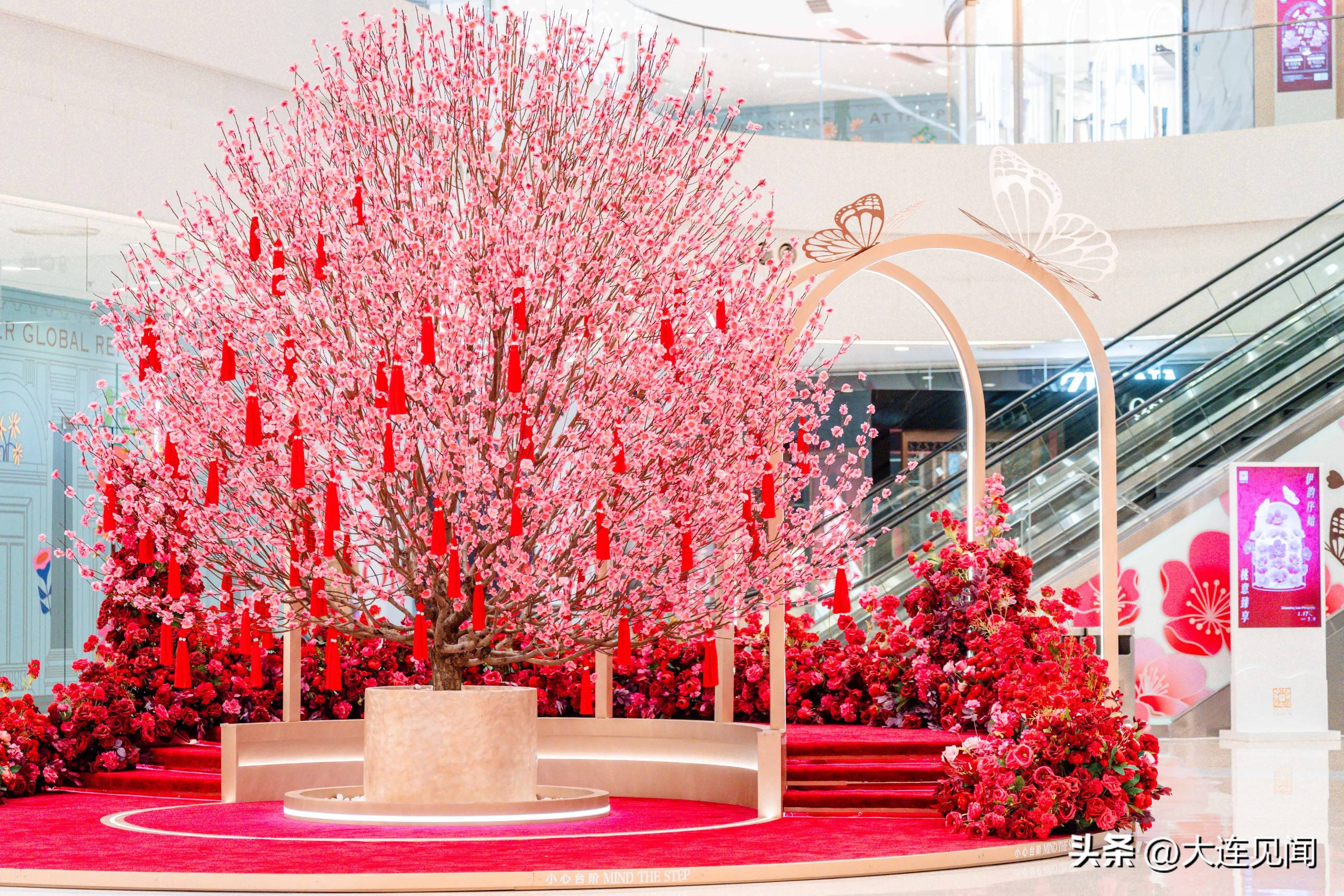 臻美桃花树亮相 大连时代广场邀您共启新年璀璨华章