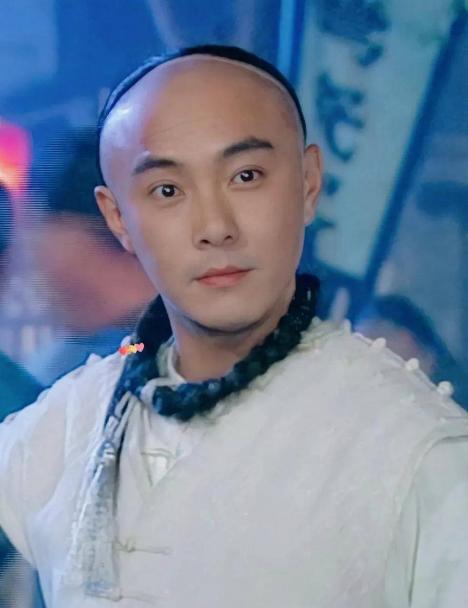 张卫健60大寿晒自拍,满脸严肃没有任何庆生氛围,妻子也不在身边