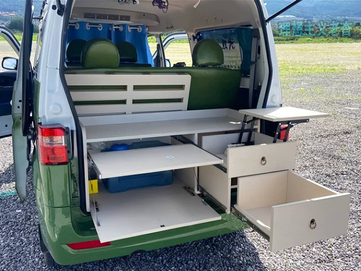清新简洁实用金杯小海狮改装床车旅行大面包设计宿营车自驾游