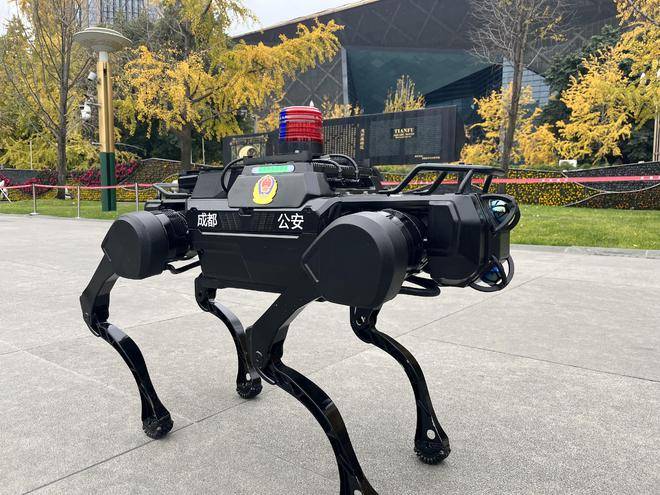 成都团队研发!机器狗首次亮相蓉城街头巡逻