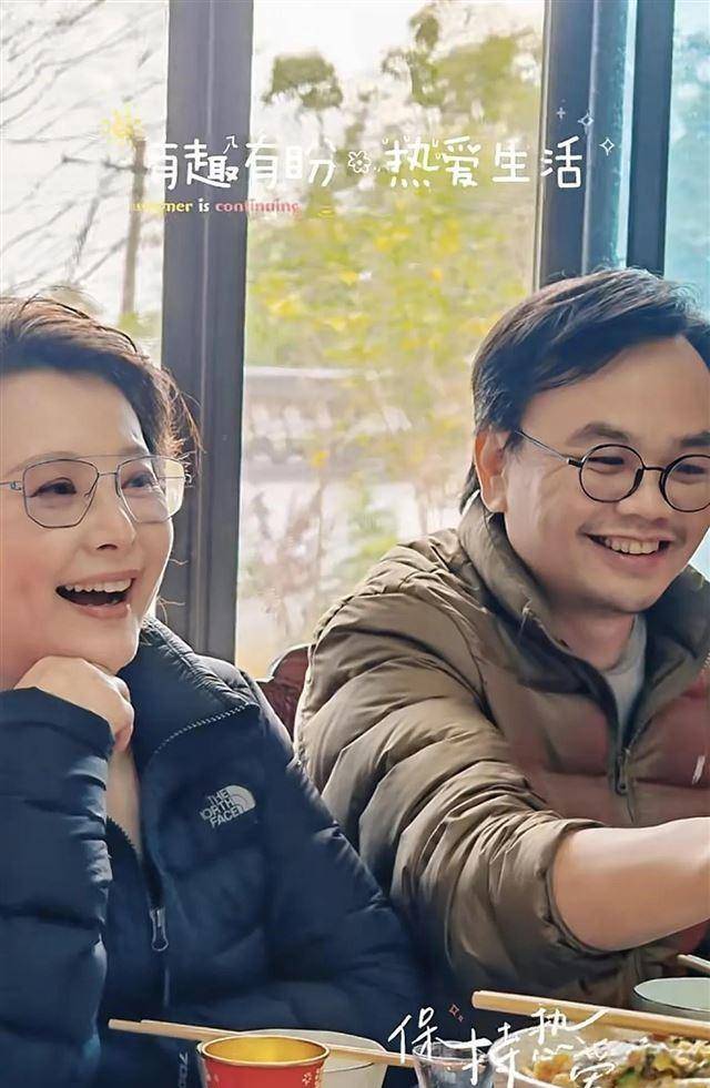 袁立与三婚老公梁太平大年初五回湖南走亲戚,二人比前几个月老了