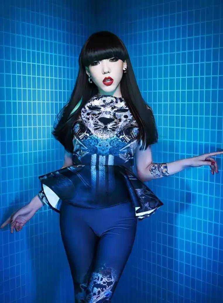 吴莫愁:从1.3亿代言费的辉煌到县城卖唱的落差,这一路太心酸!