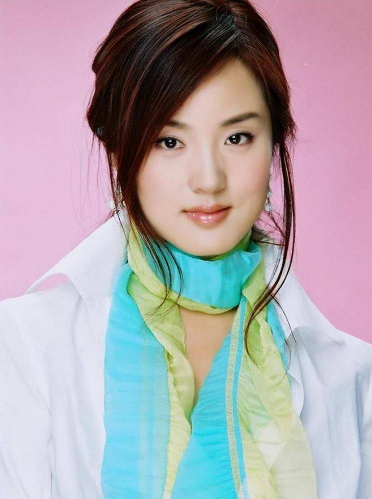 歌唱家哈辉:嫁大10岁三婚央视主持人,连生2胎,一家四口很幸福