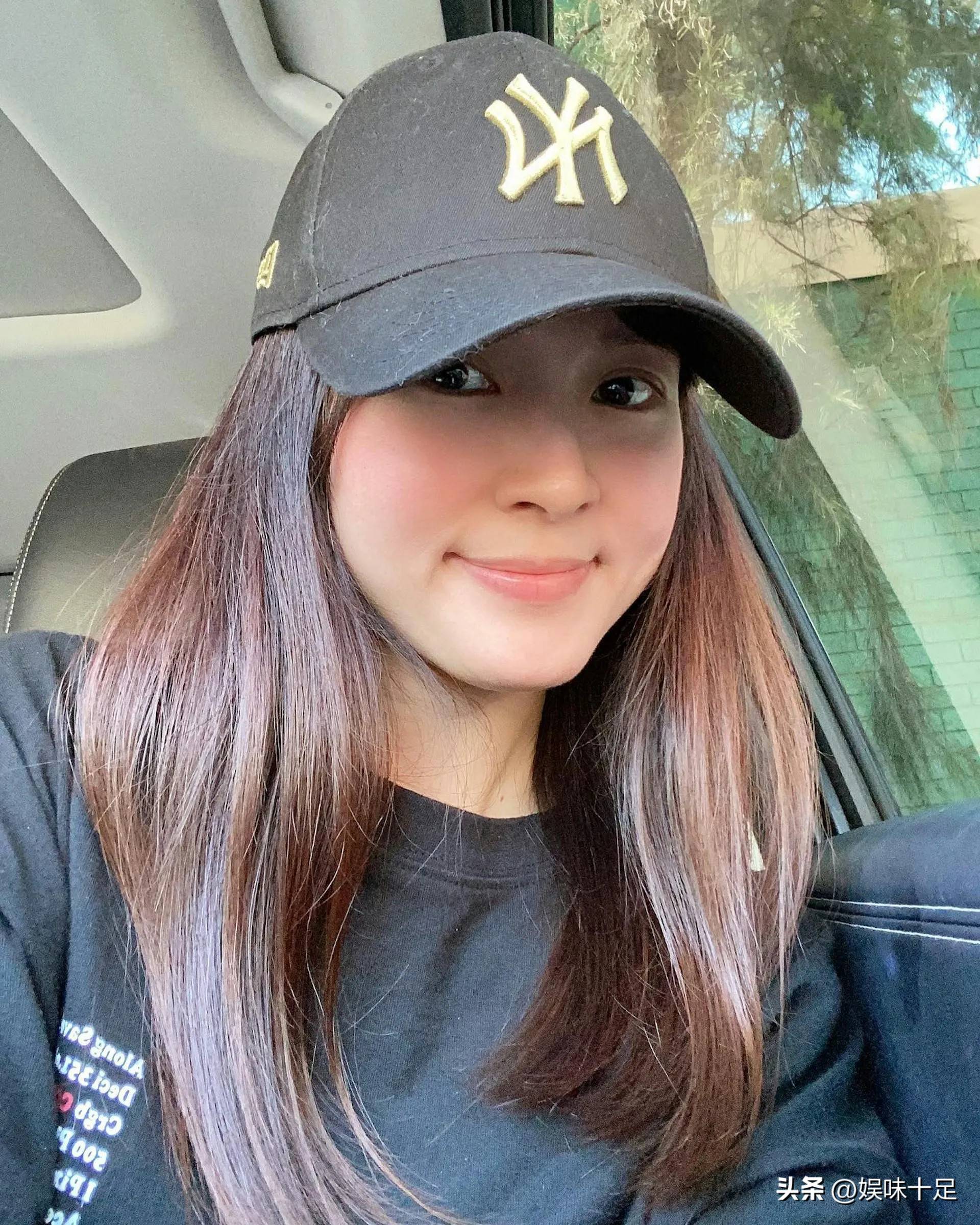 千禧年昔日香港乐坛新人王46岁生日晒母女合照 逆龄美貌惊艳
