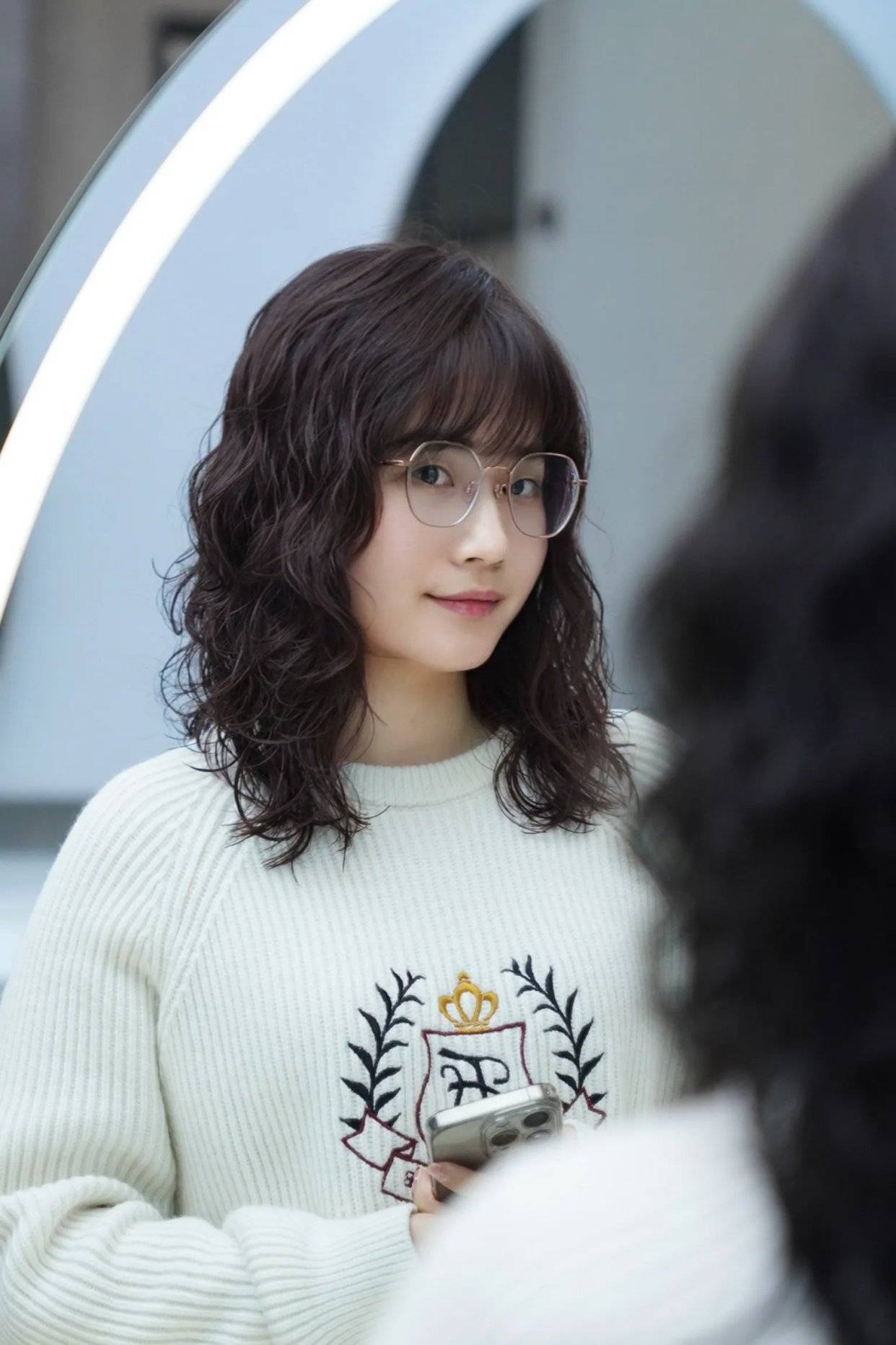女人过了30岁留长发记得做个全头烫蓬松时尚显气质