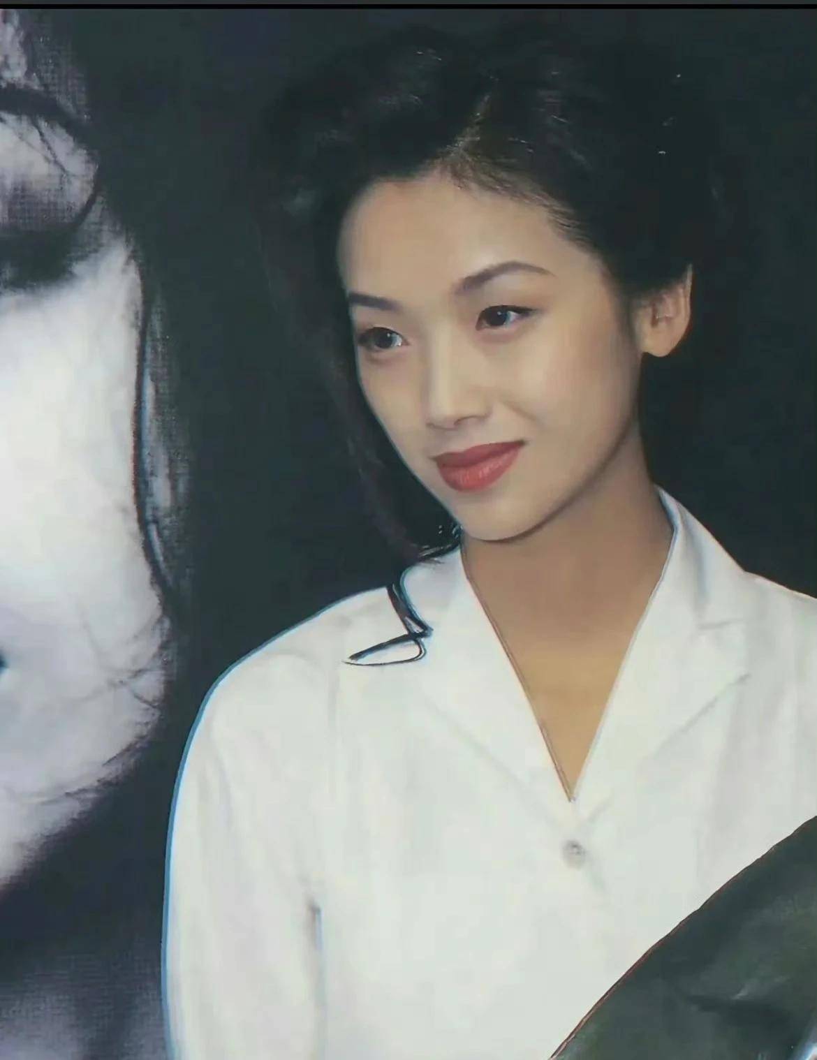 57岁吴倩莲近照曝光,扎麻花辫满头白发,自然老去状态非常好