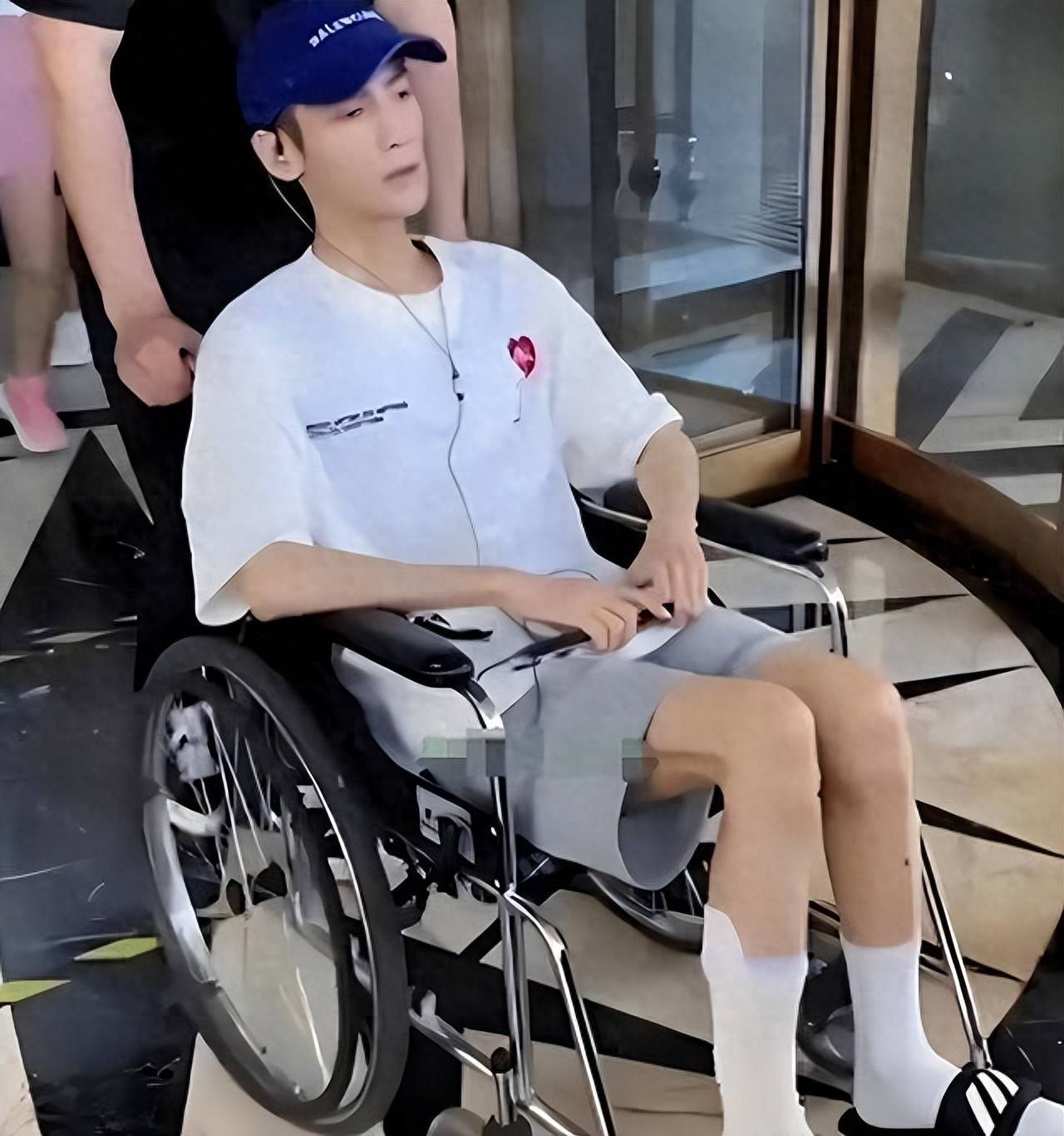 瘦成纸片人的男星,文物脸筷子腿,男明星太瘦了真的好看吗?