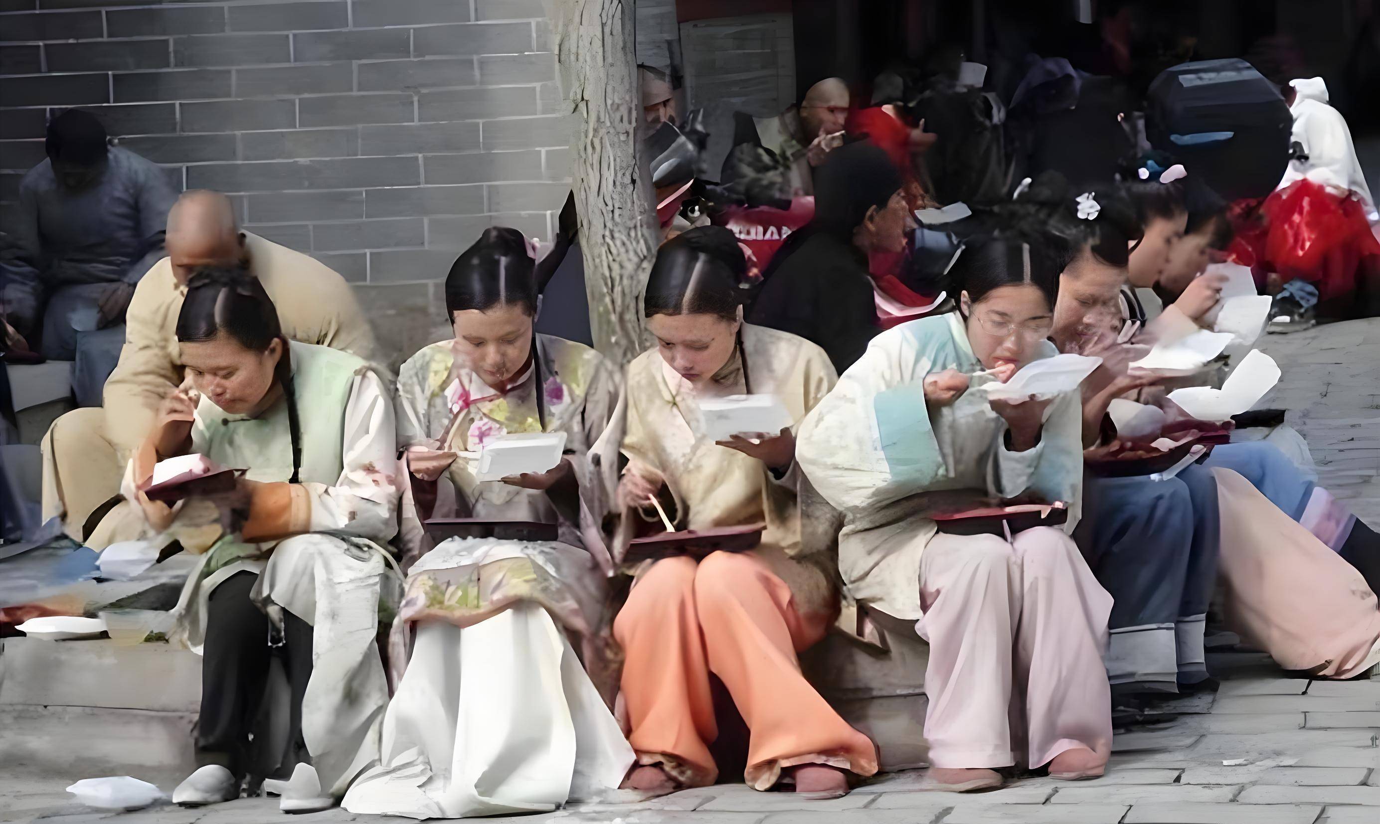 横店13万群演:有人想躺赢,有人被降薪,他们还有未来吗?