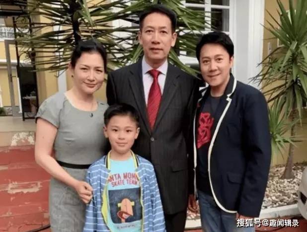 蔡国庆的富婆妻子太显老!罕晒全家福,他和儿子英俊潇洒,她素颜干黄就像“保姆”_秦娟_私生活_网友