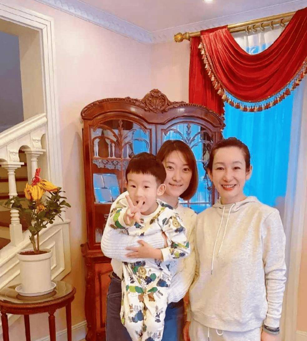 46岁秦海璐携老公回娘家过年,弟媳精致漂亮,5岁外甥和她神似