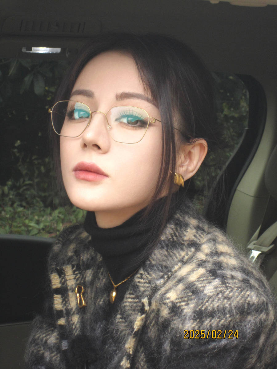 迪丽热巴戴金丝眼镜亮相,冷酷女总裁范儿爆棚,网友:焊在脸上