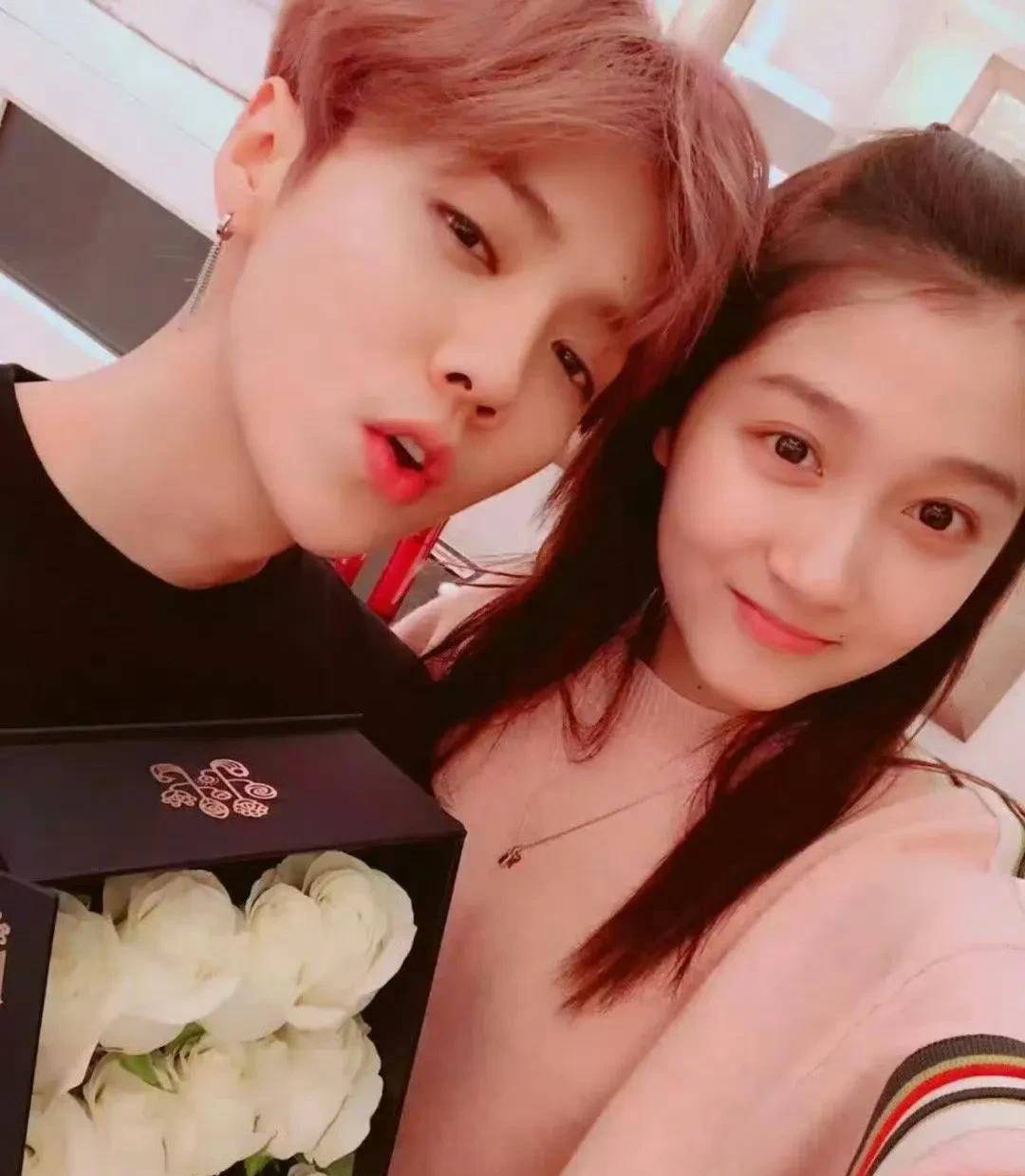 传分手后,关晓彤穿鹿晗同款情侣装现身机场,大步流星心情美12