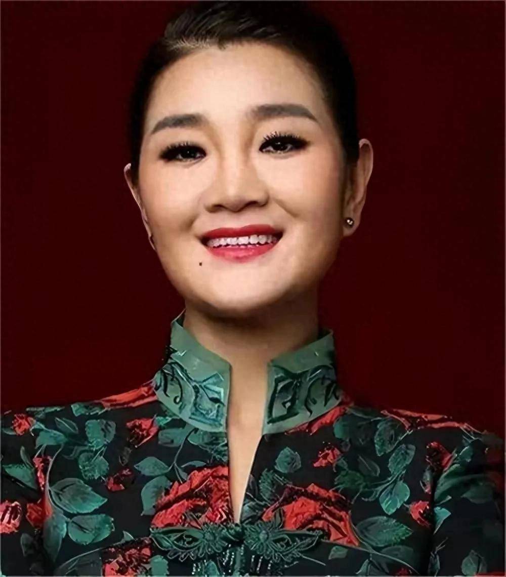 红极一时的藏族歌手降央卓玛:靠翻唱火遍全国,一夜之间退出歌坛