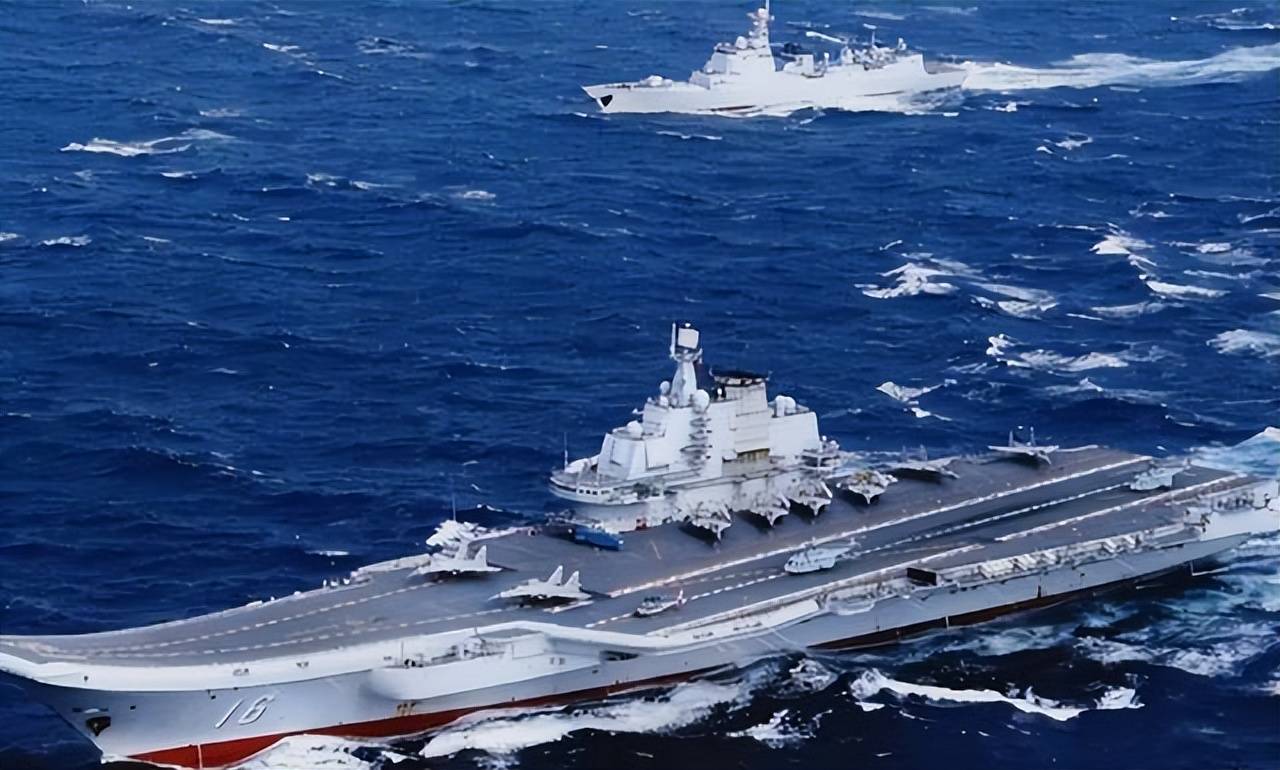 辽宁舰一小时耗油25吨,航行中燃油不足,如何进行补给加油呢?