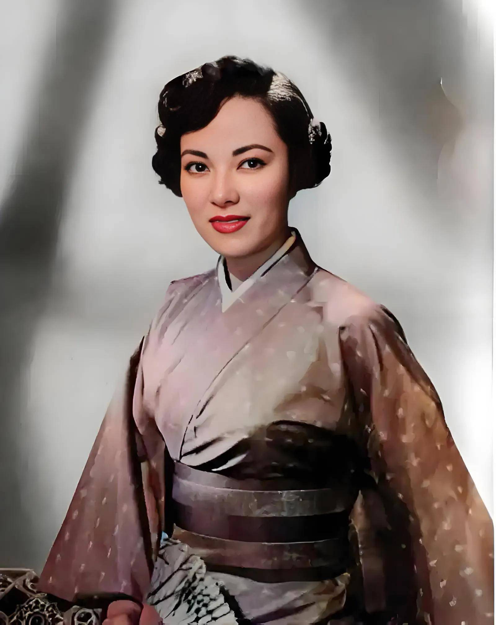 李香兰为日本人拍摄电影,审判汉奸时,她说出真实身份,免于一死