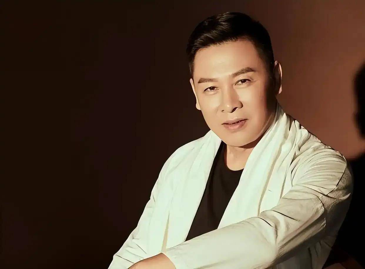 胡亚捷初恋婚姻波折,儿子出生后,曾面临离婚危机?