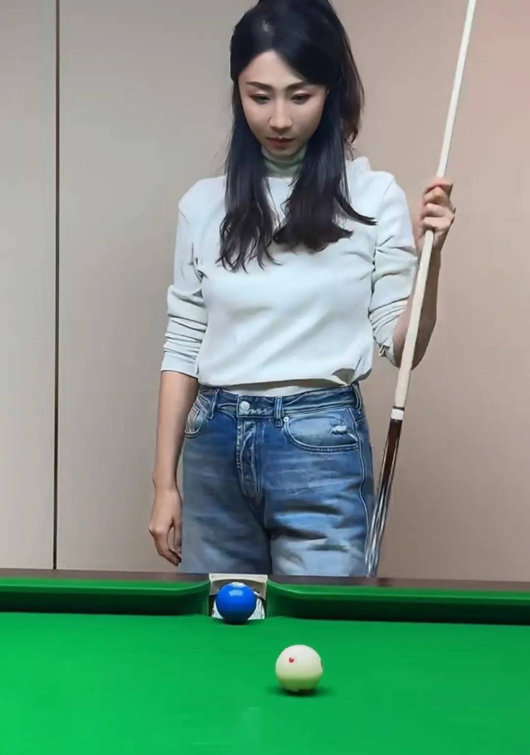 孙红雷夫妇罕见同框,夫妻俩约金牌教练打台球,王骏迪叫他宝贝