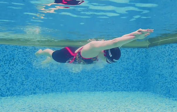 游泳耳机入耳式好,还是骨传导好?游泳耳机推荐品牌大揭秘!