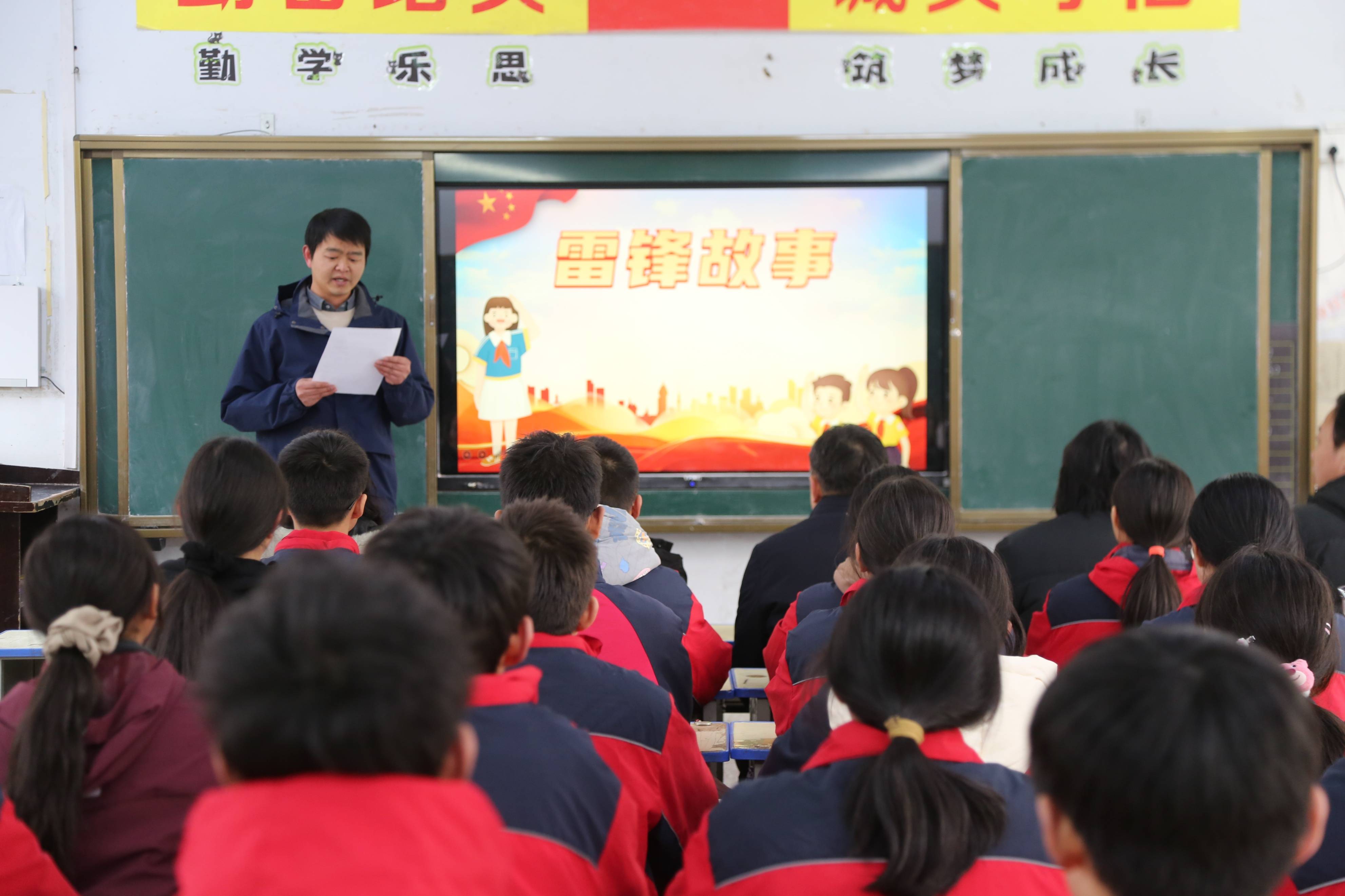 弘扬雷锋精神 共筑美好校园:姚真保走进校园宣讲雷锋故事