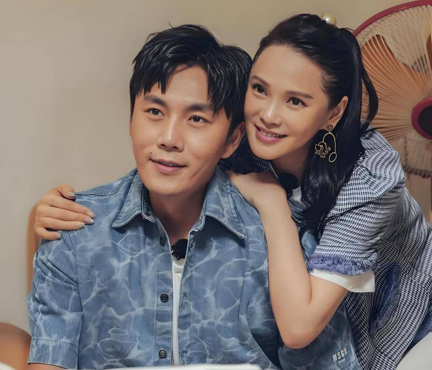 伊能静秦昊约会看电影,57岁穿公主裙如少女,放任儿子自由做自己