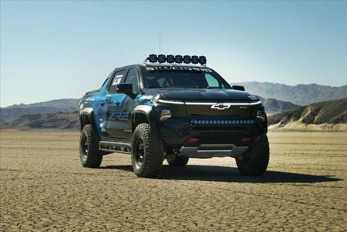 近日,雪佛兰silverado ev zr2 越野赛车概念在mint 400 越野赛上首次