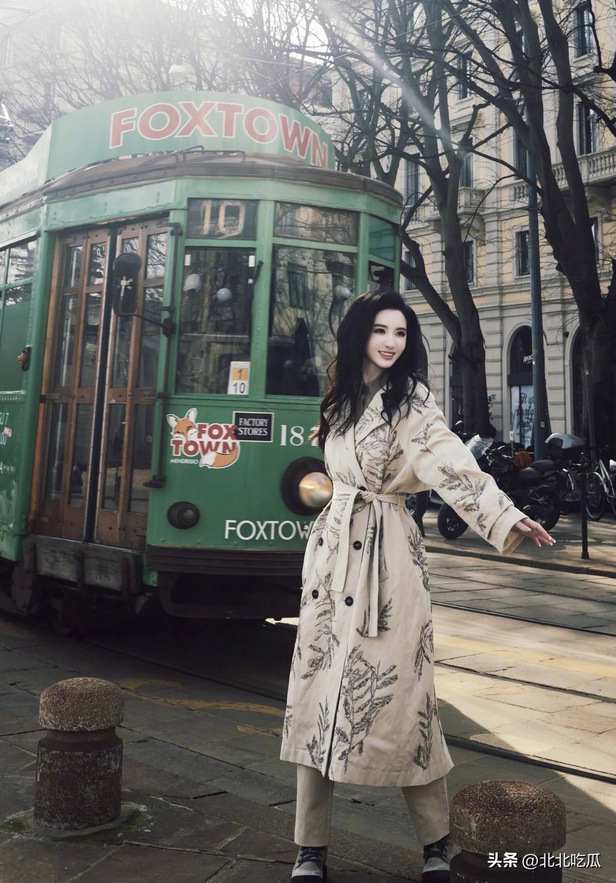 43岁张萌晒米兰时装周街头照精致如芭比娃娃脸部p成范冰冰