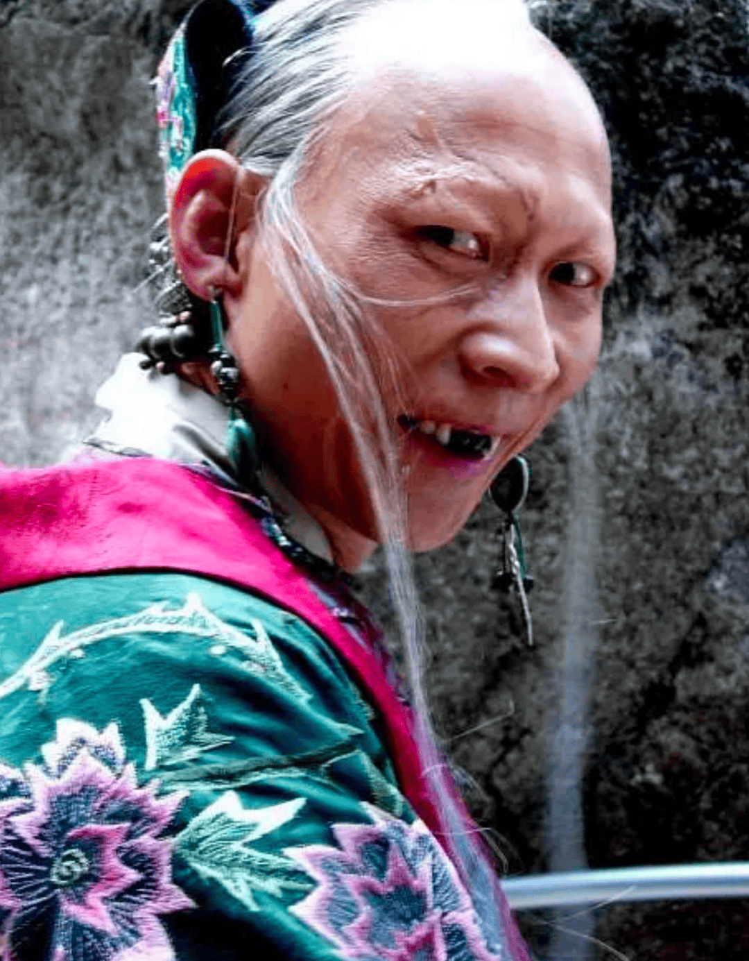 演员李明:被称"荧屏第一丑角",戏里坏人戏外好人,娶漂亮妻子成人生