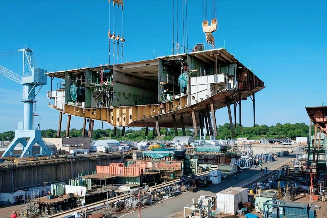 中国10万吨巨型船坞已抵达,为俄航母量身定制!