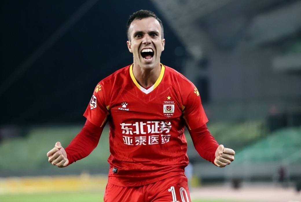 塞尔吉尼奥正式现身迪拜！已身披国足战袍参加训练，踢沙特将首秀