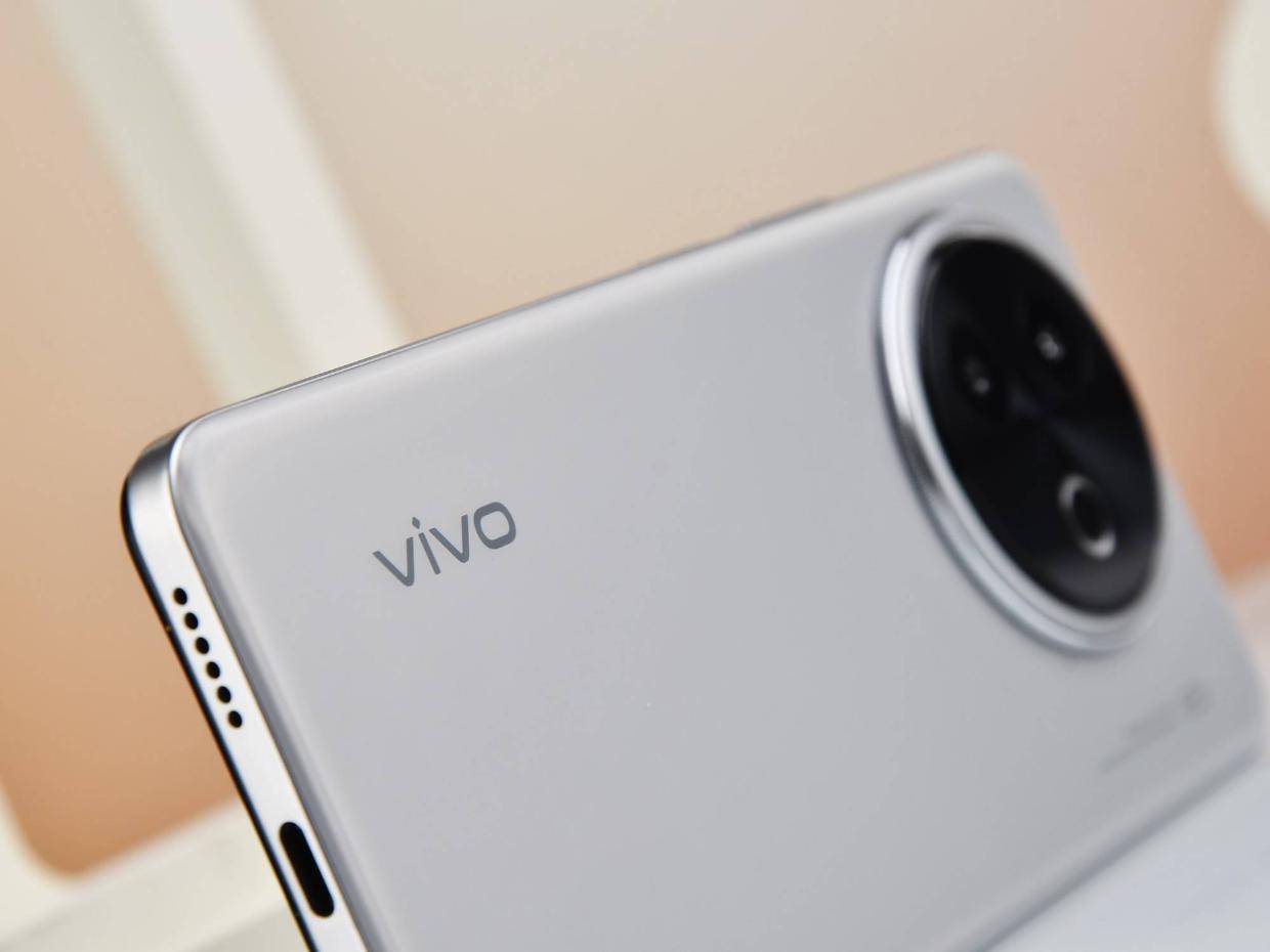 vivo Y300i全面评测：抗摔又抗打的千元小钢炮