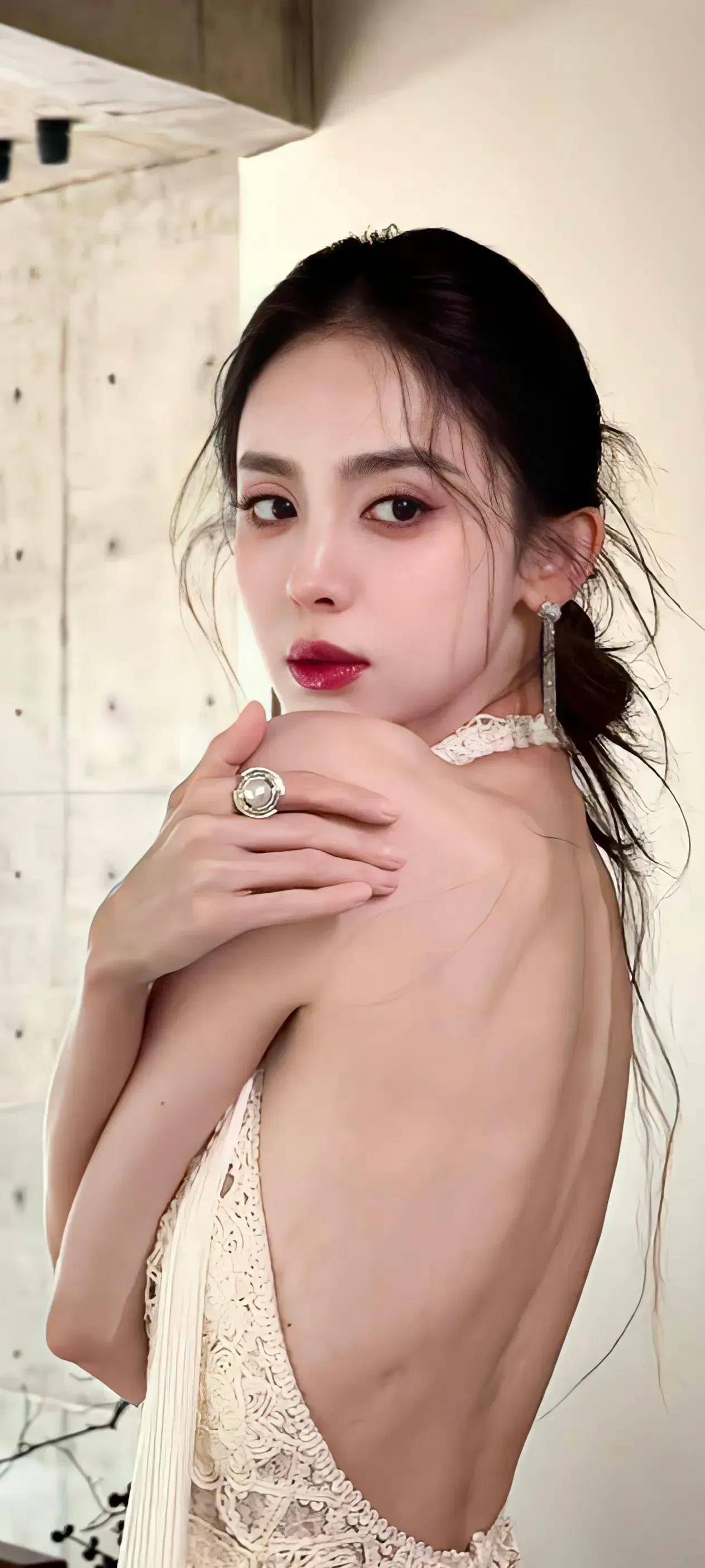 古力娜扎:风华绝代!异域倾城之韵,笑容温暖人心,身姿曼妙迷人