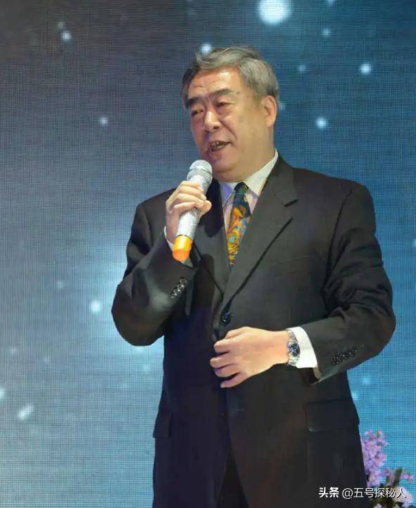 他于1969年出生在北京一个充满艺术氛围的家庭,父亲周贵元在配音界被