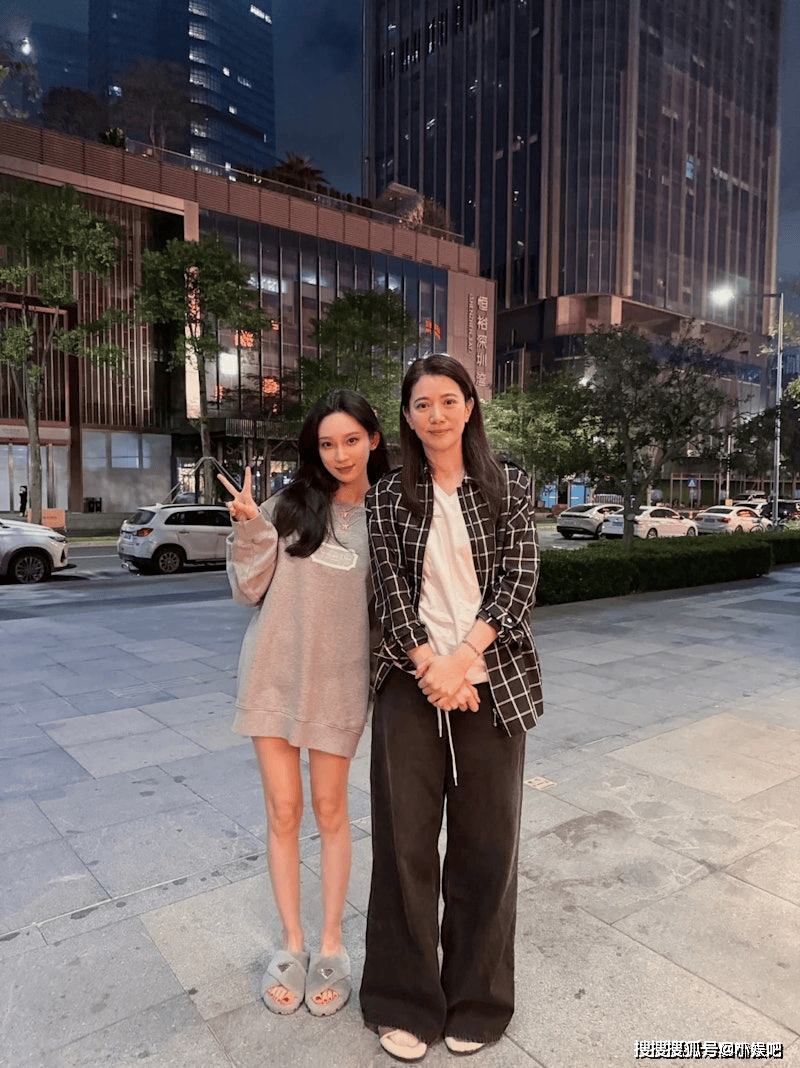 袁咏仪素颜惊现深圳街头!53岁冻龄状态碾压后辈,网友:这才是真港姐!