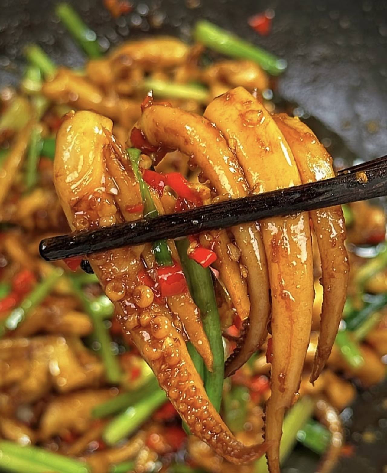 "爆炒鱿鱼须的鲜香美味,鱿鱼须脆嫩多汁,搭配辣椒和葱姜蒜大火快炒