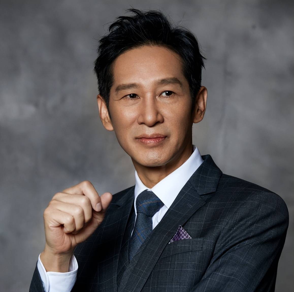 一生不接广告,不与冯小刚合作的王志文,现状应了王劲松的话