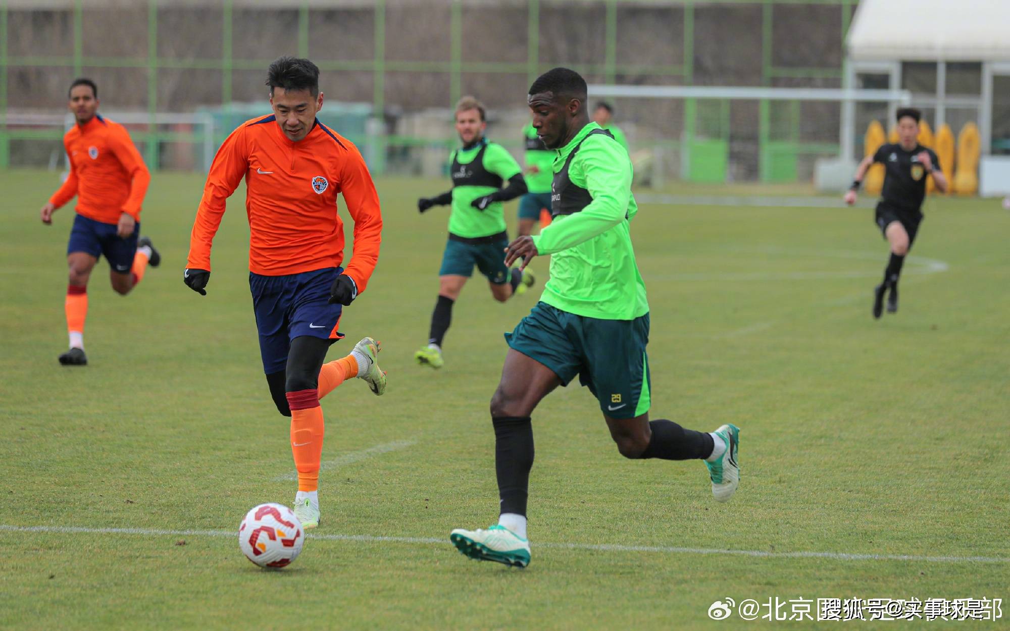 方昊梅开二度助北京国安2-1胜青岛海牛，师徒对决再燃战火