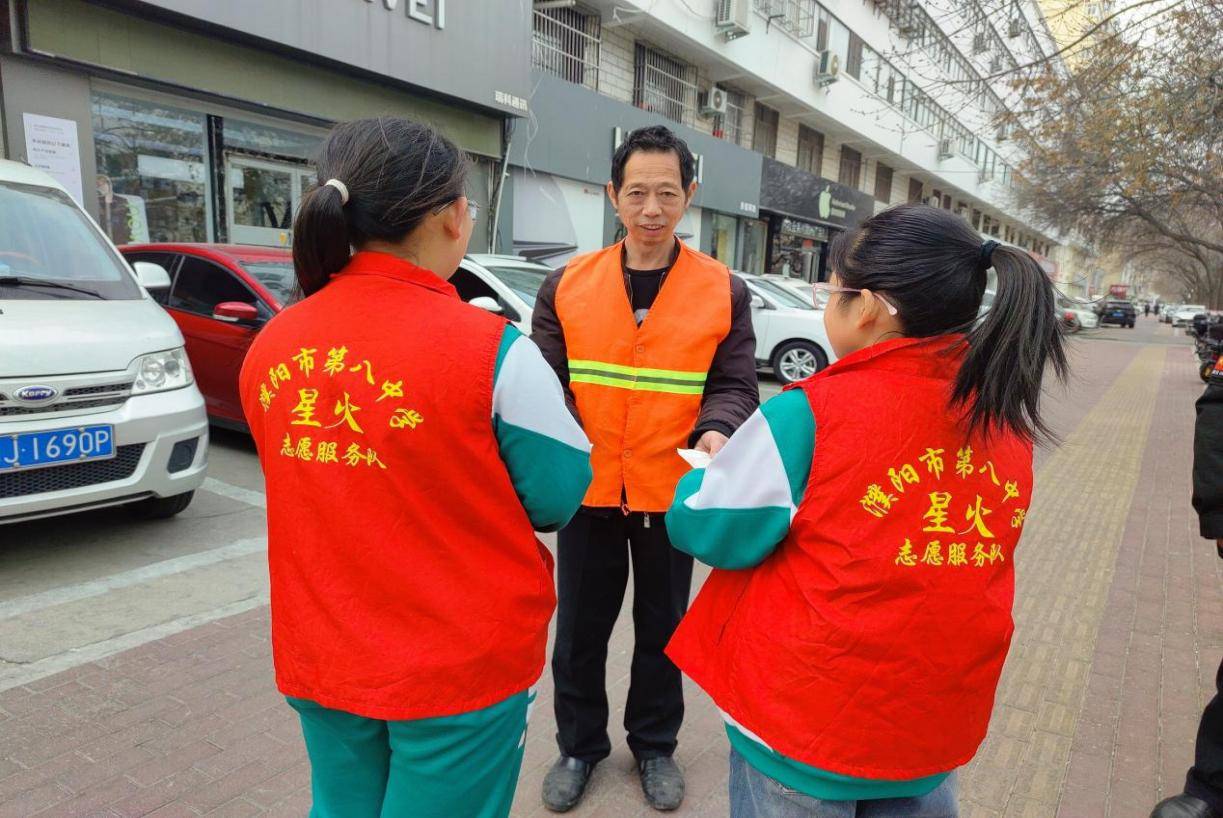 濮阳市第八中学"星火"志愿服务队开展向环卫工人献爱心活动