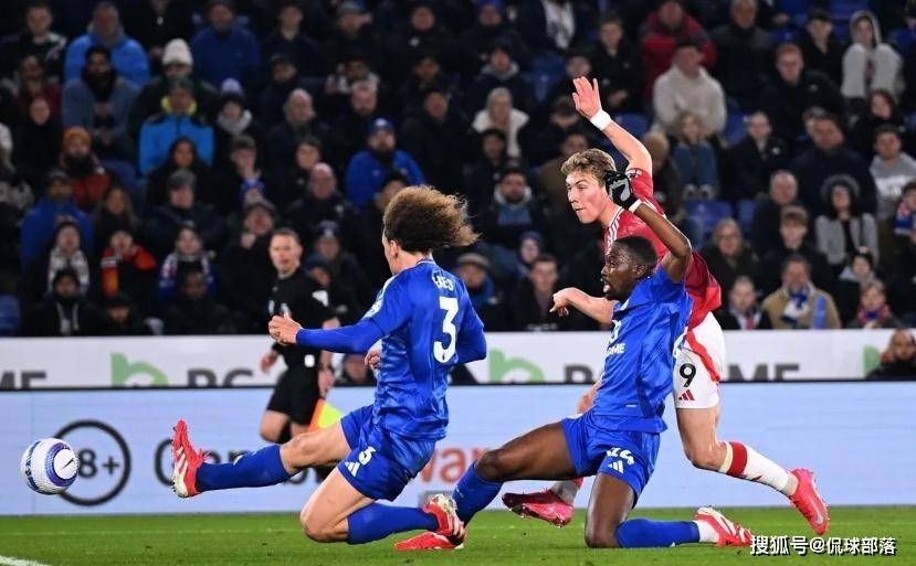 英超：曼联火力全开3-0完胜，莱斯特城深陷降级泥潭，B费闪耀助曼联3-0击败莱斯特城，范尼带队前景堪忧