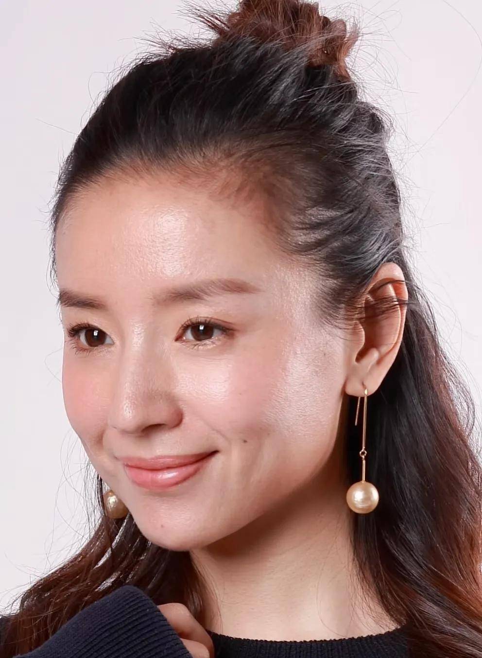 44岁董洁穿抹胸裙颜值回春,圆圆的脑袋真好看,又回到年轻的样子